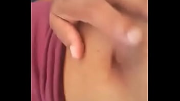 Introduzindo meu dedo no umbigo