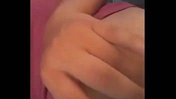 Introduzindo meu dedo no umbigo