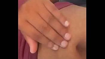 Introduzindo meu dedo no umbigo