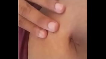 Introduzindo meu dedo no umbigo