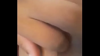 Introduzindo meu dedo no umbigo