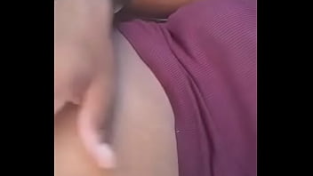 Introduzindo meu dedo no umbigo