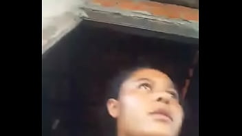 Introduzindo meu dedo no umbigo