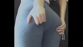 Perrita usa leggins grises