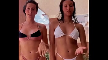 Irmãs de biquíni