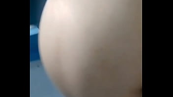 Me masturbo bien rico cuando me caliento en mi cama