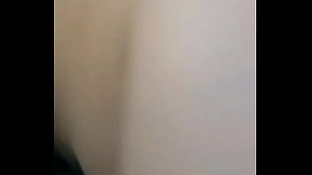 Me masturbo bien rico cuando me caliento en mi cama