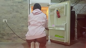 Sexy hermanastra es filmada limpiando