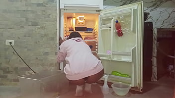 Sexy hermanastra es filmada limpiando