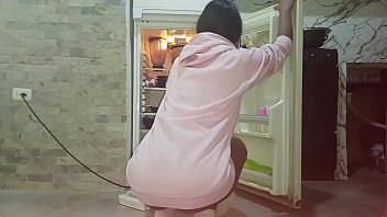 Sexy hermanastra es filmada limpiando Sexy hermanastra es filmada limpiando