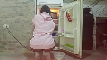 Sexy hermanastra es filmada limpiando