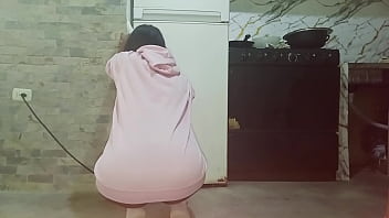 Sexy hermanastra es filmada limpiando