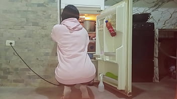 Sexy hermanastra es filmada limpiando