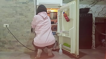 Sexy hermanastra es filmada limpiando