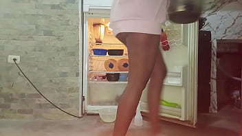 Sexy hermanastra es filmada limpiando