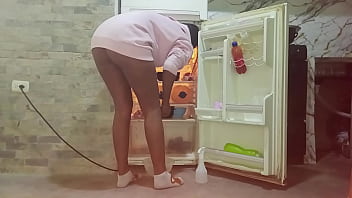 Sexy hermanastra es filmada limpiando