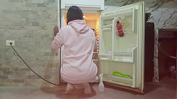 Sexy hermanastra es filmada limpiando