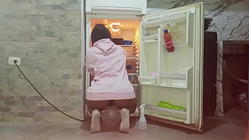 Sexy hermanastra es filmada limpiando