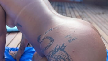 Putaria na piscina com as do job 2 safados e 2 putas fazendo bacanal na piscina do veio da lancha