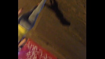 Gostosinha andando pela rua