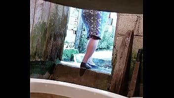 Gordita nalgona sentada en el baño