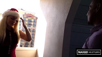 Nonton White Girl Wearing Santa Hat Has A Massive Dump Truck Booty And Gets Fucked Hard thumbnail