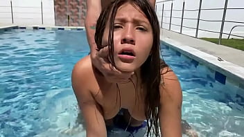 Le ordeño su grandes teta a la novia de mi hermanastra