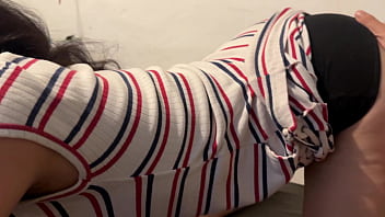 Jovencita desesperada se folla a su hermanastro cuando estan solos en casa se le traga toda la leche