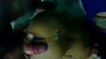 Mulher de quatro na xoxota e gozada em cima