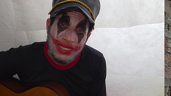 Payaso tiene sexo en halloween con dos mujeres tetonas y culonas de ojitos mentirosos