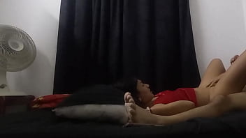 Padrastro atrevido forta la verga en los pies de su hijastra y termina cabalgando su polla hasta correrse