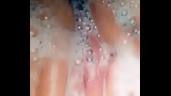 Hermosa joven bañándose