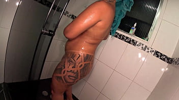 Virou festa no chuveiro com as baianas rabudas na casa Virou festa no chuveiro com as baianas rabudas na casa