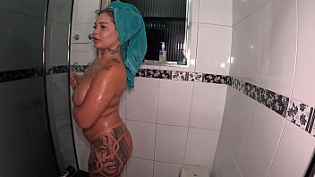 Virou festa no chuveiro com as baianas rabudas na casa