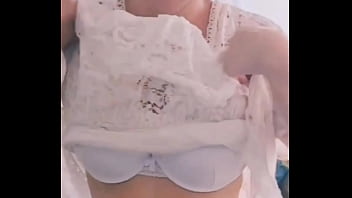 Elle a pas de culotte et oui j'aime me balader sans culotte le vent frais qui