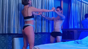 Aluna com tesão deu mamada no personal trainer no meio do treino funcional