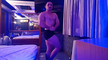 Aluna com tesão deu mamada no personal trainer no meio do treino funcional