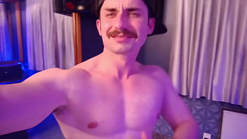 Aluna com tesão deu mamada no personal trainer no meio do treino funcional