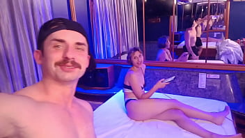 Aluna com tesão deu mamada no personal trainer no meio do treino funcional