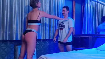 Aluna com tesão deu mamada no personal trainer no meio do treino funcional