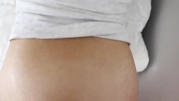 El primer anal de una jovencita de 18 años es tan doloroso