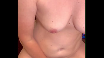 Amateur milf plays with her pussy in the gym