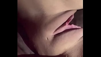 Pagando a corrida antes de entrar no mercado o safado do motorista ainda gozou dentro