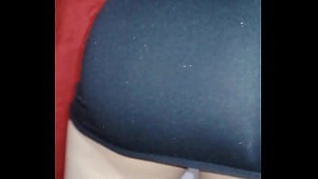 Lo zorra de la vecina esta muy mojada y no trae ropa interior