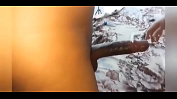 O macho meteu com tanta força que não consegui segurar e me borrei toda