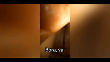 O macho meteu com tanta força que não consegui segurar e me borrei toda