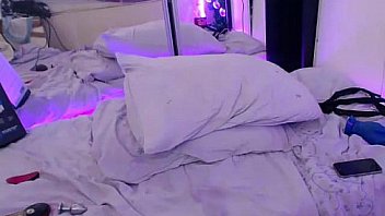 Sexy elise fucks pussy deep