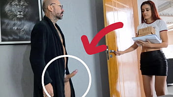 Vovo pervertido recebe entregadora com pau de fora