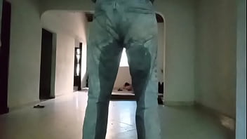 Una deliciosa meada con mi pañal y pantalón puesto y de paso deliciosa pajita y doble orgssmo