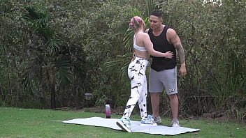 Entrenador se folla una ardiente rubia en una sesión de yoga